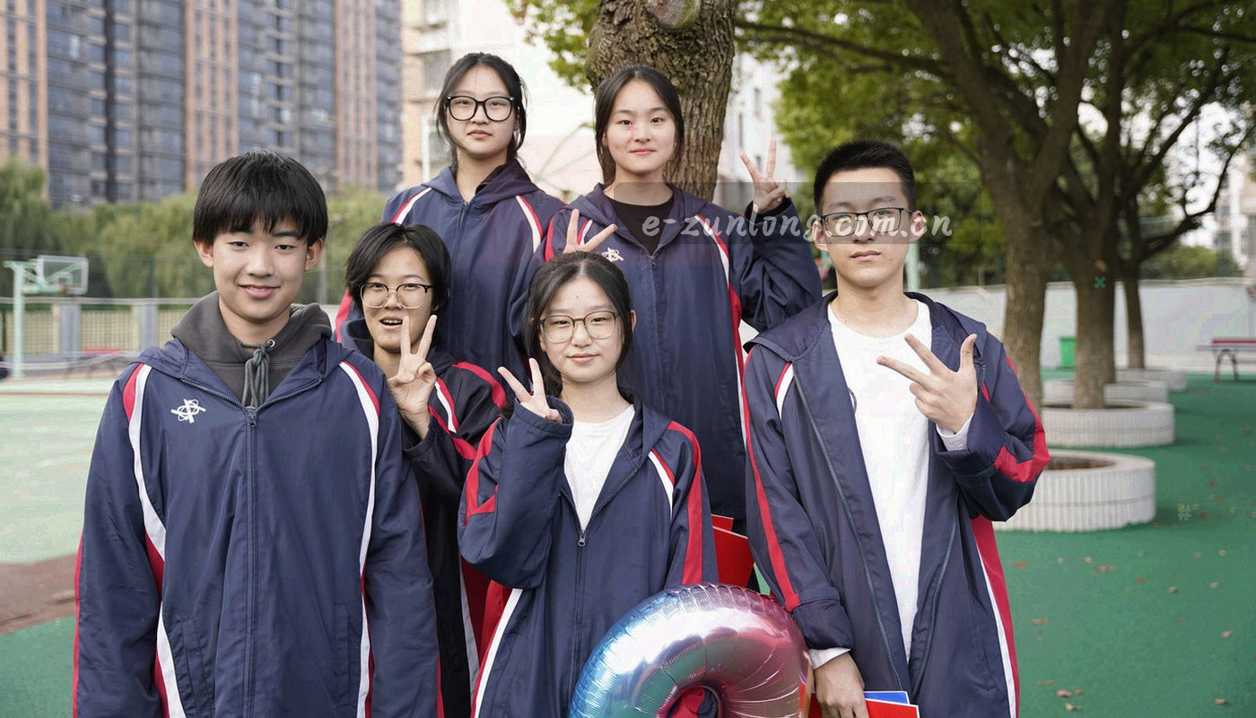 电脑、平板与手机并排陈列，设备之间以青绿路径线相连，表示换设备后进入同一处入口